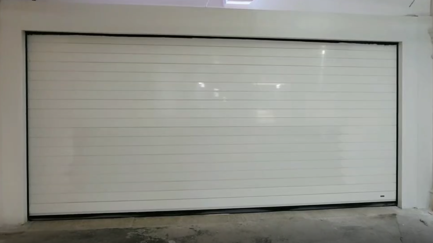 白色別墅車庫快速門外裝安裝效果